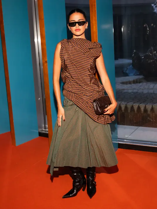 Maia Reficco hadir dengan koleksi Resort 2027, dari twisted rosette tunic, skirt, the small Bunny Knot shoulder bag, multi buckle boots, small Pierced earrings, dan runway flat-top sunglasses. / Foto dok: Tory Burch.