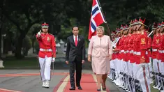 Presiden Joko Widodo bersama Perdana Menteri (PM) Norwegia, Erna Solberg melakukan inspeksi pasukan di Istana Negara, Jakarta, Selasa (14/4/215). Kunjungan PM Norwegia Erna Solberg dalam rangka mempererat hubungan bilateral. (Liputan6.com/Faizal Fanani)