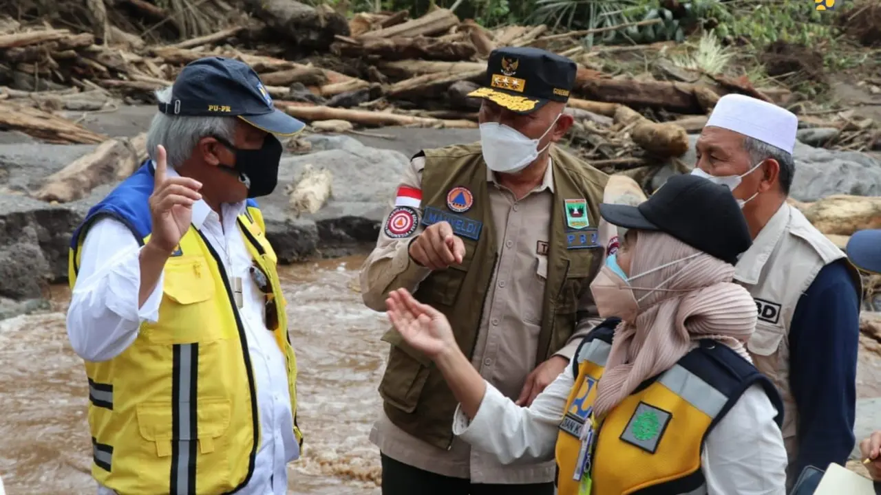 Menteri PUPR Basuki Hadimuljono meninjau penanganan darurat lokasi terdampak gempa di Pasaman dan Pasaman Barat, Sumatera Barat. (Dok Kementerian PUPR)