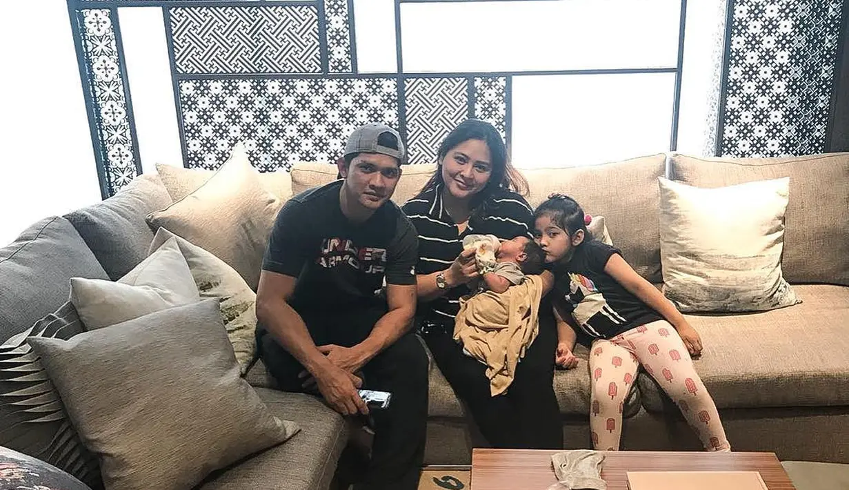 Empat bulan pria yang belajar bela diri sejak usia 10 tahun itu di Amerika menjalani syuting. Istrinya yang belum lama ini melahirkan anak keduanya hanya bisa pasrah ditinggal suaminya sementara. (instagram/audyitem)