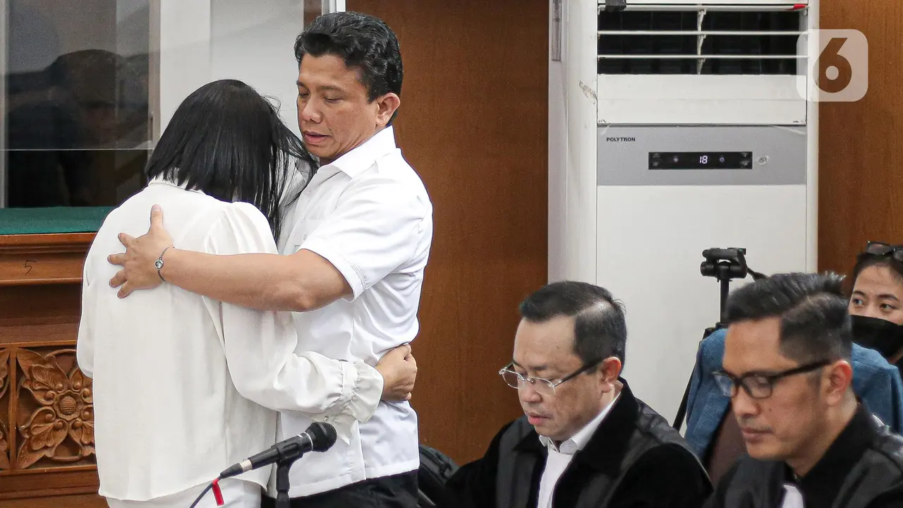 Peluk Cium Ferdy Sambo untuk Putri Candrawathi