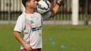 Salah satu gaya pelatih Persipura, Oswaldo Lessa saat mengisi waktu dengan memainkan bola di Lapangan C Senayan, Jakarta, (5/5/2015). Latihan tersebut persiapan jelang AFC 2015 di Bengaluru, India, 12 Mei mendatang. (Liputan6.com/Helmi Fithriansyah)