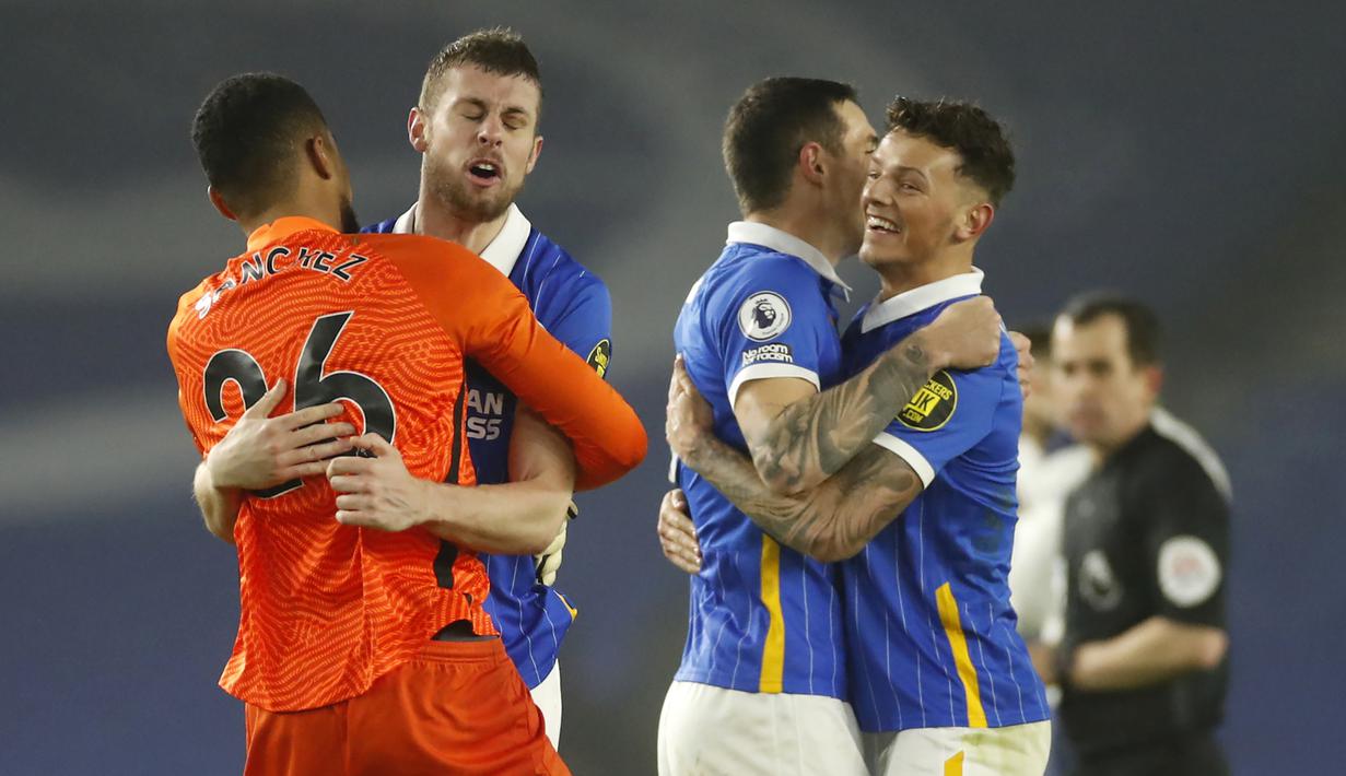 Para pemain Brighton and Hove Albion merayakan kemenangan 1-0 atas Tottenham Hotspur usai berakhirnya laga lanjutan Liga Inggris 2020/21 pekan ke-21 di American Express Community Stadium, Minggu (31/1/2021). (AFP/Andrew Boyers/Pool)