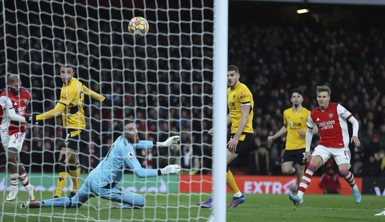 Lima menit memasuki masa injury time, Arsenal mencetak gol kemenangan. Gol dicetak lewat bunuh diri kiper Jose Sa usai gagal menghentikan sepakan Alexandre Lacazette yang mengakibatkan bola berbelok arah dan meluncur ke dalam gawang. (AP/Ian Walton)