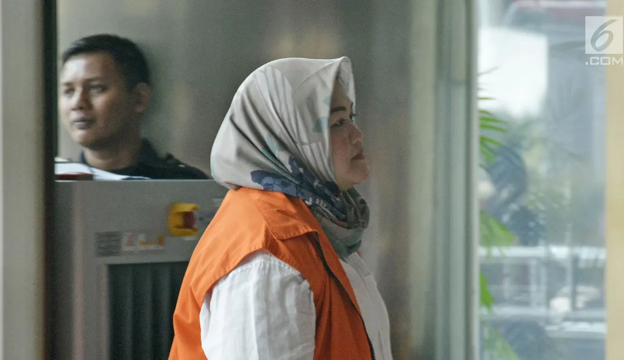 Tersangka Bupati Bekasi nonaktif, Neneng Hassanah Yasin tiba di Gedung KPK, Jakarta, Senin (22/10). Diduga, realiasasi pemberian suap izin proyek Meikarta sampai saat ini sekitar Rp 7 miliar melalui beberapa Kepala Dinas. (Liputan6.com/Herman Zakharia)