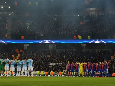 Pemain Manchester City dan FC Basel mengheningkan cipta untuk menghormati kapten Fiorentina Davide Astori yang telah meninggal, sebelum dimulainya Liga Champions leg kedua  di Stadion Etihad, Manchester (7/3). (AP Photo / Rui Vieira)