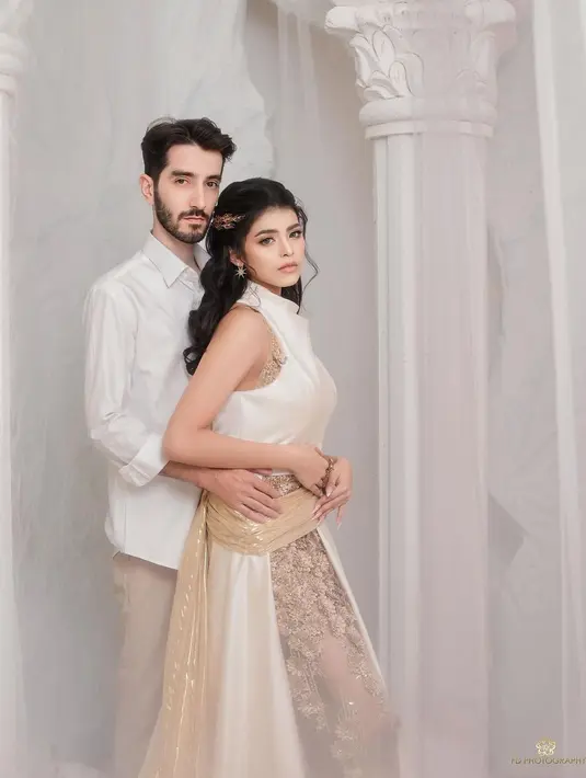 Jharna tampil dalam balutan halter dress  dengan aksen bunga 3D nuansa putih-emas dari  @vinka.wijaya. [@jharnabhagwani]