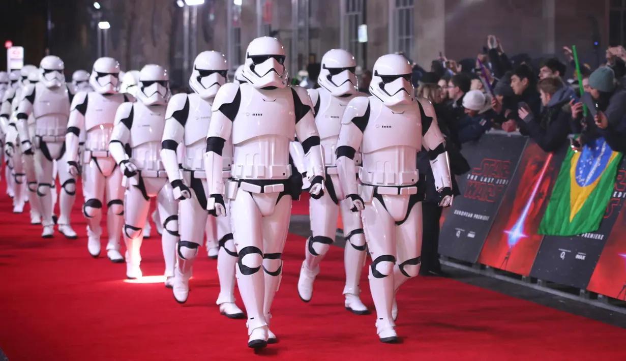 Pasukan Stormtroopers berjalan di karpet merah saat pemutaran perdana film 'Star Wars: The Last Jedi' di London, Inggris (12/12). (Photo by Vianney Le Caer/Invision/AP)