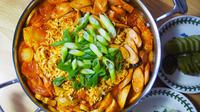 Budae jjigae biasanya diisi dengan mie instan, berbagai sayuran, dan daging. Pastikan untuk memasukkan kimchi, gochujang, dan gochugaru sebagai bumbu utamanya. (Foto: Korean Kitchen)