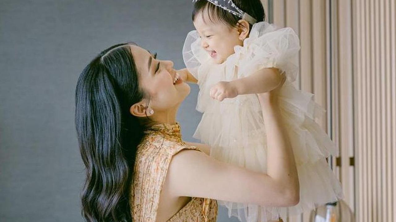 7 Potret Ulang Tahun Julia Putri Jessica Tanoe, Cantik Kenakan Mahkota dan Veil - Ekspresinya Menggemaskan Saat Makan Kue Tart