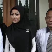 Bella Shofie nampaknya kecewa berat dengan ketidakhadiran Suryono di sidang perceraian perdananya. Banyak kabar soal nikah settingan, Bella Shofie pun sudah malas menanggapi hal tersebut.