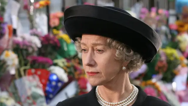 Helen Mirren menjadi Ratu Elizabeth II dalam film The Queen. (Foto: Dok. Pathé Renn Production/ IMDb)