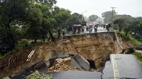 Sebuah jalan yang menghubungkan dua kota Blantyre dan Lilongwe terlihat rusak akibat hujan lebat akibat Topan Tropis Freddy di Blantyre, Malawi Selasa, 14 Maret 2023. Topan yang tak henti-hentinya melanda Afrika bagian selatan telah menewaskan lebih dari ratusan orang di Malawi dan Mozambik sejak melanda benua itu untuk kedua kalinya pada Sabtu malam, pihak berwenang di kedua negara telah mengkonfirmasi. (AP Photo/Thoko Chikondi)