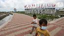 Anak-anak melintas di kawasan Gerbang Mapan Aquaculture di Desa Ketapang, Mauk, Kabupaten Tangerang (21/01/2022). Gerbang Mapan salah satu dari 15 program unggulan Kabupaten Tangerang yang digagas Wakil Presiden PEMSEA dan Network of Local Governments Ahmed Zaki Iskandar.(Liputan6.com/Fery Pradolo)