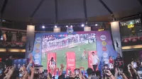 Sambutan meriah fans Premier League terhadap kiper legendaris, Peter Schmeichel dalam acara Vidio Premier League Festival di Cilandak Town Square, Jakarta, Sabtu (5/8/2023) malam WIB. (Bola.com/Hery Kurniawan)