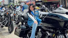 Beby Tsabina dalam unggahan terbarunya saat ini tengah berada di Aceh bersama kedua orang tua dan saudara kandungnya. Dalam unggahan Instagramnya tersebut, terlihat bahwa keluarga yang selalu mendukung kariernya ini tengah menikmati Sunmori bersama di jalanan Banda Aceh dengan naik moge. (Liputan6.com/IG/@bebytsabina)