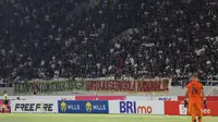 Kelompok suporter pendukung Persis Solo, Surakartans, membentangkan spanduk “Tetapkan 1 Oktober sebagai Hari Duka Sepak Bola Nasional” di Stadion Manahan, Solo, Sabtu (31/9/2023). (Bola.com/Radifa Arsa)