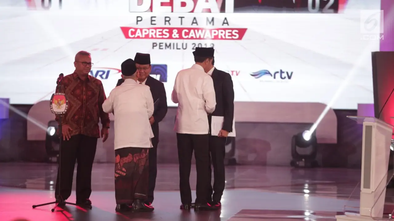 Debat Perdana Capres 2019, Sandiaga Uno Cium Tangan Ma'ruf Amin
