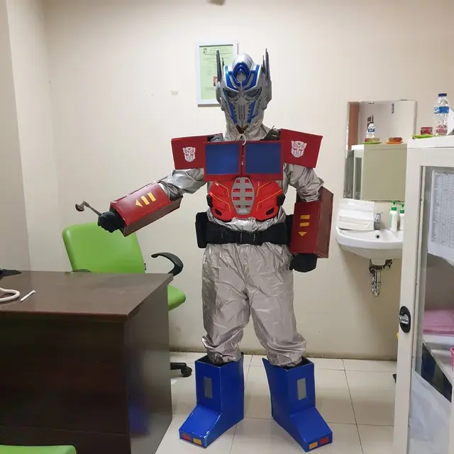 7 Potret Dokter Pakai APD dengan Cosplay Pahlawan Super Ini Viral