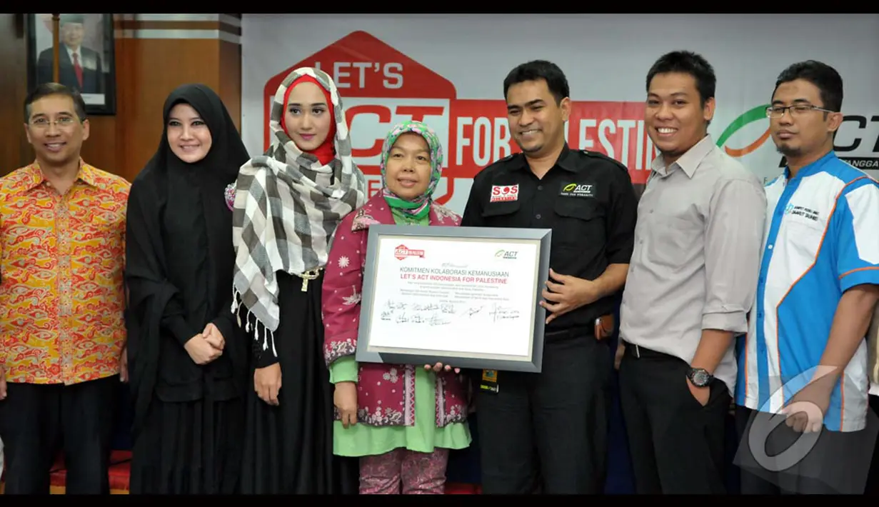 Dian Pelangi dan Peggy Melati Sukma berpose bersama tim salah satu lembaga kemanusiaan di Indonesia, Selasa (12/8/2014) (Liputan6.com/Panji Diksana)