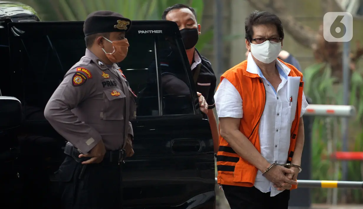 Mantan Kadis Pengelolaan Keuangan dan Aset Daerah (DPKAD) Kota Bandung, Herry Nurhayat tiba untuk sidang dakwaan secara online di Gedung KPK, Jakarta, Senin (15/6/2020). Herry merupakan tersangka kasus suap pengadaan tanah untuk RTH di Pemkot Bandung tahun 2012 dan 2013. (merdeka.com/Dwi Narwoko)