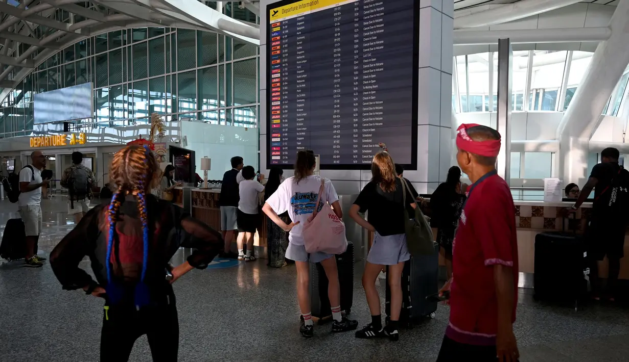 <p>Sejumlah penerbangan dari Bandara Internasional Ngurah Rai, Denpasar, Bali dibatalkan setelah gunung berapi Lewotobi Laki-Laki kembali erupsi dan melontarkan kolom abu setinggi ribuan meter. (SONNY TUMBELAKA/AFP)</p>