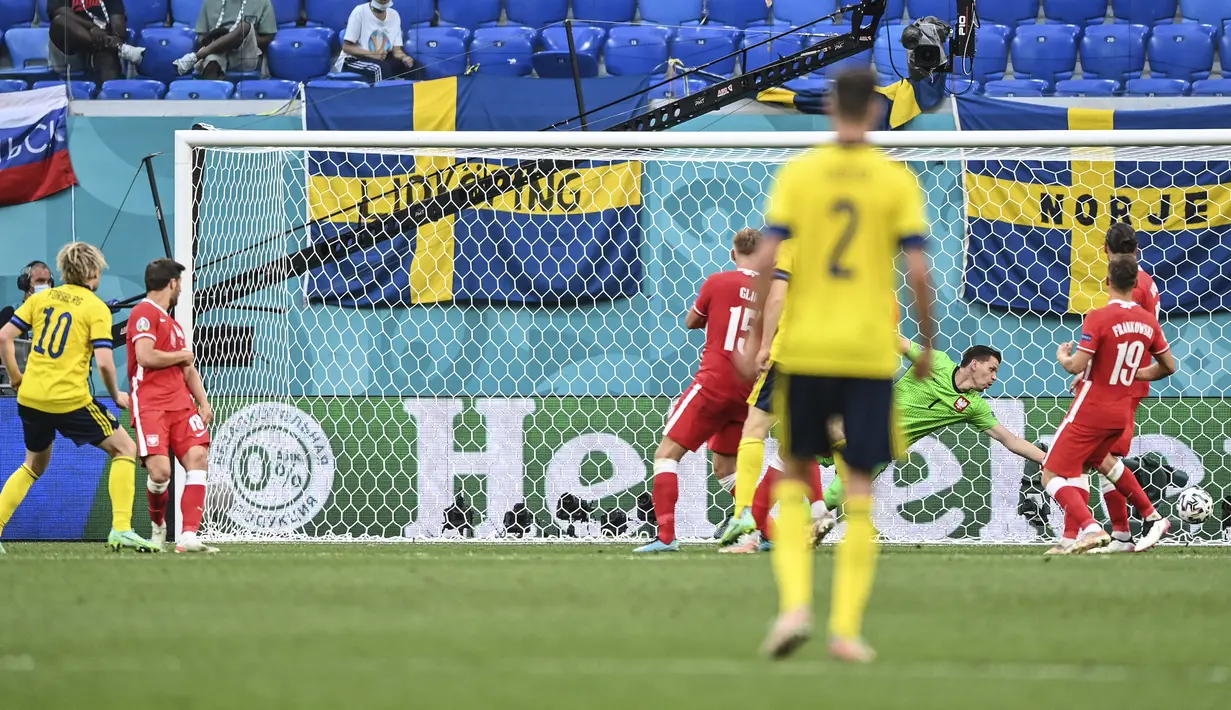 Pada menit ke-59 justru Swedia mampu menambah gol kembali lewat Emil Forsberg. Dengan tenang ia menceploskan bola usai menerima umpan dari Dejan Kulusevski. Swedia unggul 2-0. (Foto: AP/Pool/Kirill Kudyravtsev)