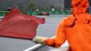 Pada pertengahan lap ketiga, bendera merah lagi-lagi berkibar karena hujan di Srikuit Spa-Francorchamps kembali deras. Akhirnya balapan diputuskan tidak dilanjutkan alias selesai karena jumlah lap minimal sudah terpenuhi, yaitu dua putaran. (Foto: AFP/Kenzo Tribouilla)