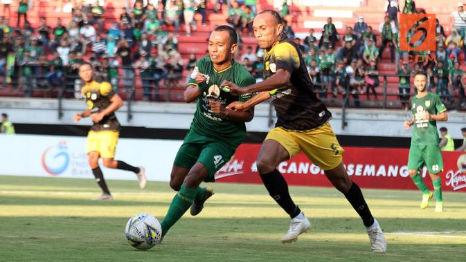 Duel Irfan Jaya (Persebaya) vs Roni Beroperay (Barito Putera) di Stadion Gelora Bung Tomo, Surabaya, Selasa (9/7/2019). (Bola.com/Aditya Wany)