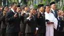 Pengambilan sumpah jabatan pejabat fungsional beragama Nasrani di halaman Balai Kota DKI Jakarta, Senin (4/6). Anies Baswedan berharap pejabat yang baru dilantik bisa menjalankan tugas dan tanggung jawabnya dengan baik. (Liputan6.com/Arya Manggala)