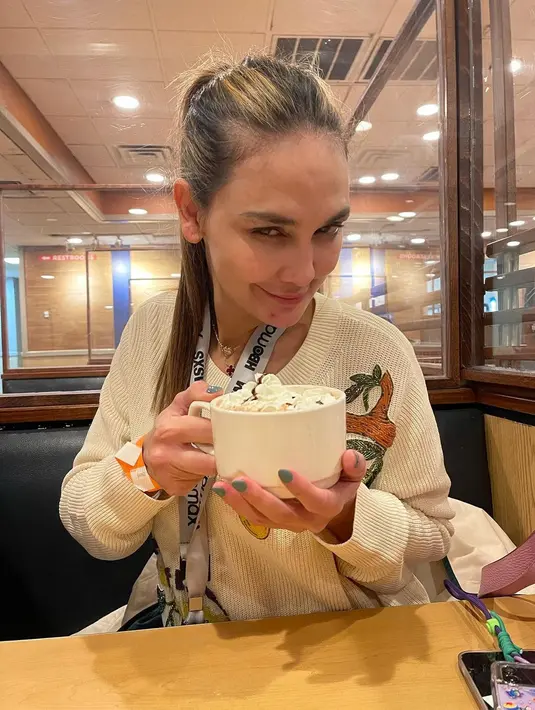Gaya manis Luna Maya memamerkan makanannya saat berlibur keluar negeri, juga tampil bare face tanpa riasan. [Foto: Instagram/lunamaya]