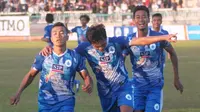 Striker PSCS Cilacap, Syaiful Bahri (kiri) bersama rekan-rekannya merayakan gol yang dicetak ke gawang Persita Tangerang di Stadion Wijayakusuma, Cilacap, Kamis (27/6/2019). (Bola.com/Vincentius Atmaja).