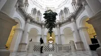 Tate Britain, sebuah museum seni di Lonndon, baru-baru ini memamerkan pohon natal yang terinspirasi patung karya seniman Iran, Shirazeh Houshiary.