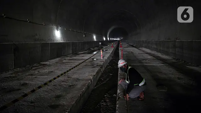 FOTO: Memantau Progres Proyek Tunnel 6 Kereta Cepat Jakarta - Bandung