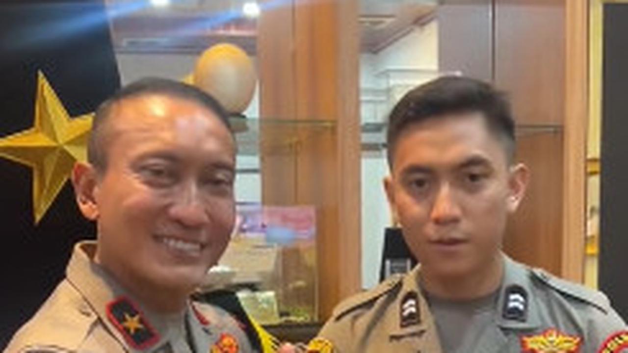 "Mudah-mudahan bermanfaat," sambungnya sembari memberikan hadiah kepada kedua polisi muda yang sedang berulang tahun itu. <br>