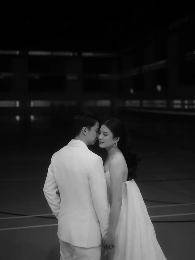 Nuansa Putih Bersih, Ini 7 Potret Prewedding Kevin Sanjaya dan Valencia Tanoe di Lapangan Badminton
