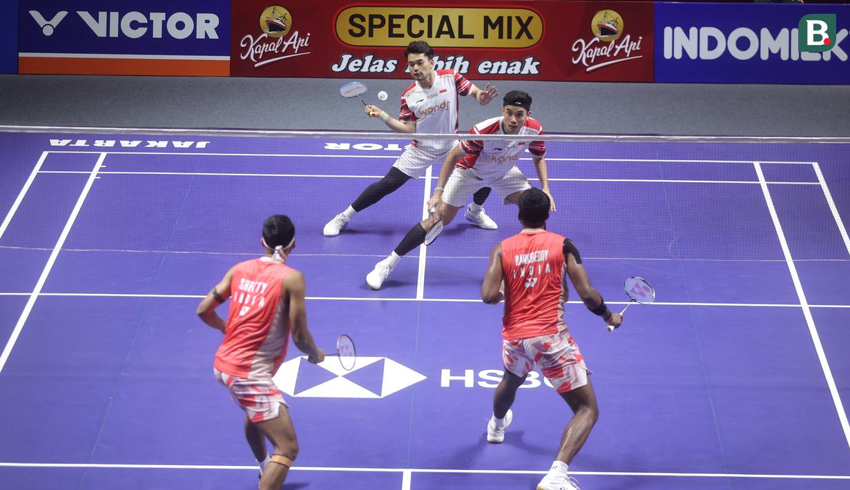 Ganda putra Indonesia, Leo Rolly Carnando/Bagas Maulana saat melawan wakil India, Satwiksairaj Rankireddy/Chirag Shetty pada pertandingan Indonesia Open 2025 di Istora Senayan Jakarta, Selasa (3/6/2025).