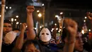 Seorang demonstran memakai masker saat unjuk rasa di Tegucigalpa, Jumat (24/7/2015).  Massa menuntut Presiden Juan Hernandez turun atas dugaan korupsi. (REUTERS/Jorge Cabrera)