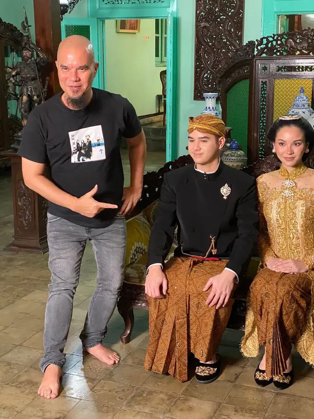Alyssa Daguise Kenakan Kebaya Gold dan Sanggul Klasik Jawa. [@ahmaddhaniofficial]