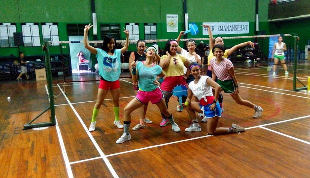 Bukan hanya pertandingan bulutangkisnya saja yang seru, kostum 80-an Dian Sastrowardoyo dan teman-temannya juga menjadi daya tarik dalam acara Bashminton di GOR PB Djarum, Jakarta, (21/5/2016). (Bola.com/Twitter/XpresiBCA)