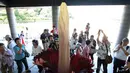 Pengunjung mengambil gambar bunga Bangkai dari Bengkulu yang mekar di kebun raya Jindai, Tokyo, Jepang, Rabu (22/7/2015). Ratusan orang antre berfoto dan melihat bunga yang hanya sekali mekar antara 5-7 tahun tersebut. (AFP PHOTO/Yoshikazu TSUNO)