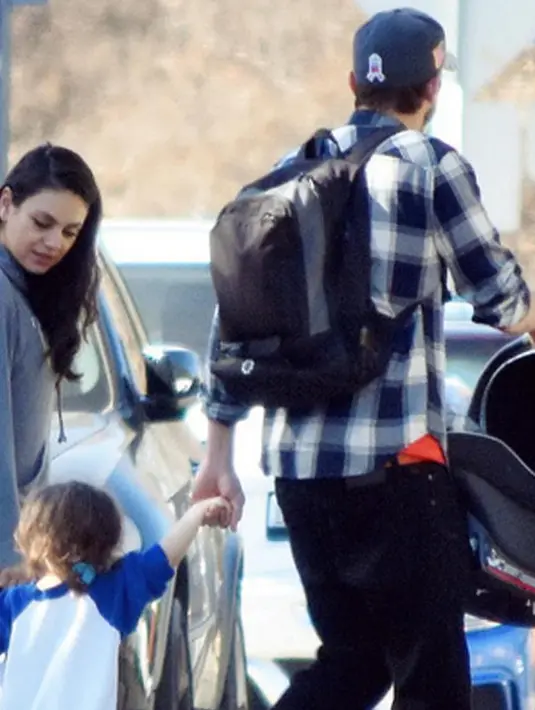 Sejak kelahiran anak ke-2nya pada November 2016 lalu, Mila memang belum pernah menunjukan wajah anaknya itu. Tak mengherankan, pasalnya Mila dan Ashton terkenal sebagai pasangan yang tidak mengumbar wajah anak mereka. (Instagram/ashtonmila)