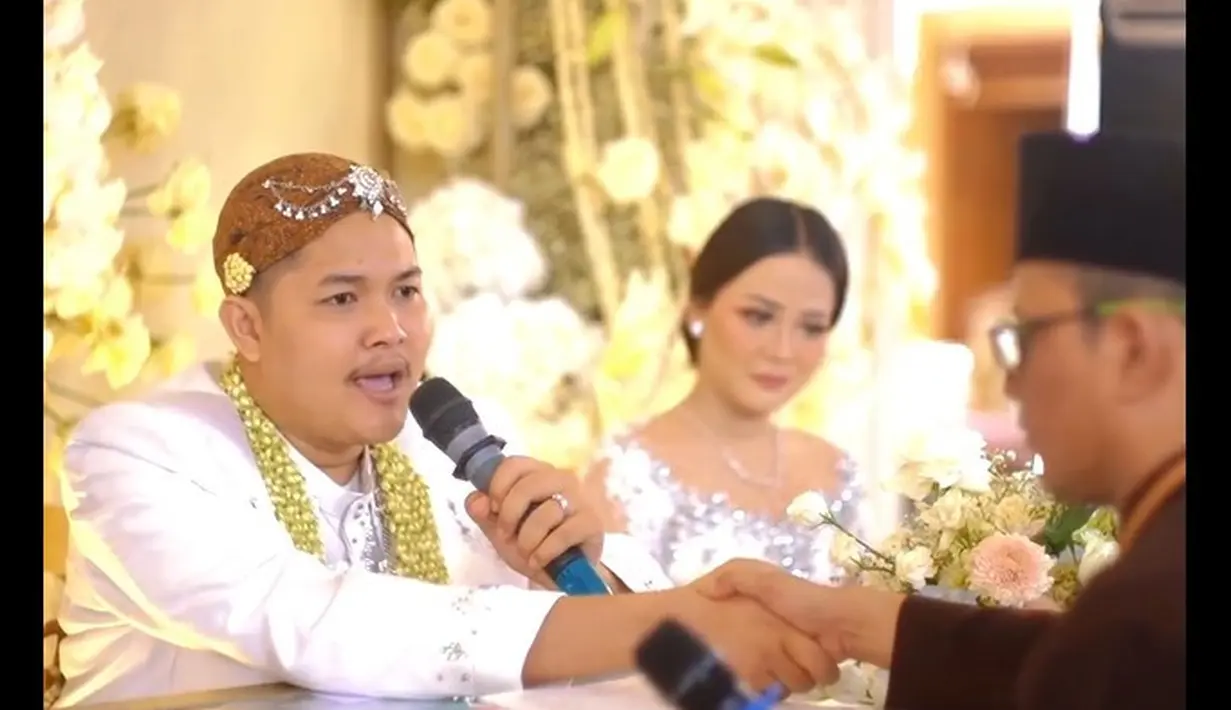 Dari video yang beredar, Nopek mengucap ijab kabul sekali tarikan napas. Pernikahan digelar dengan adat Jawa nuansa putih. [Instagram/nopeknovian]