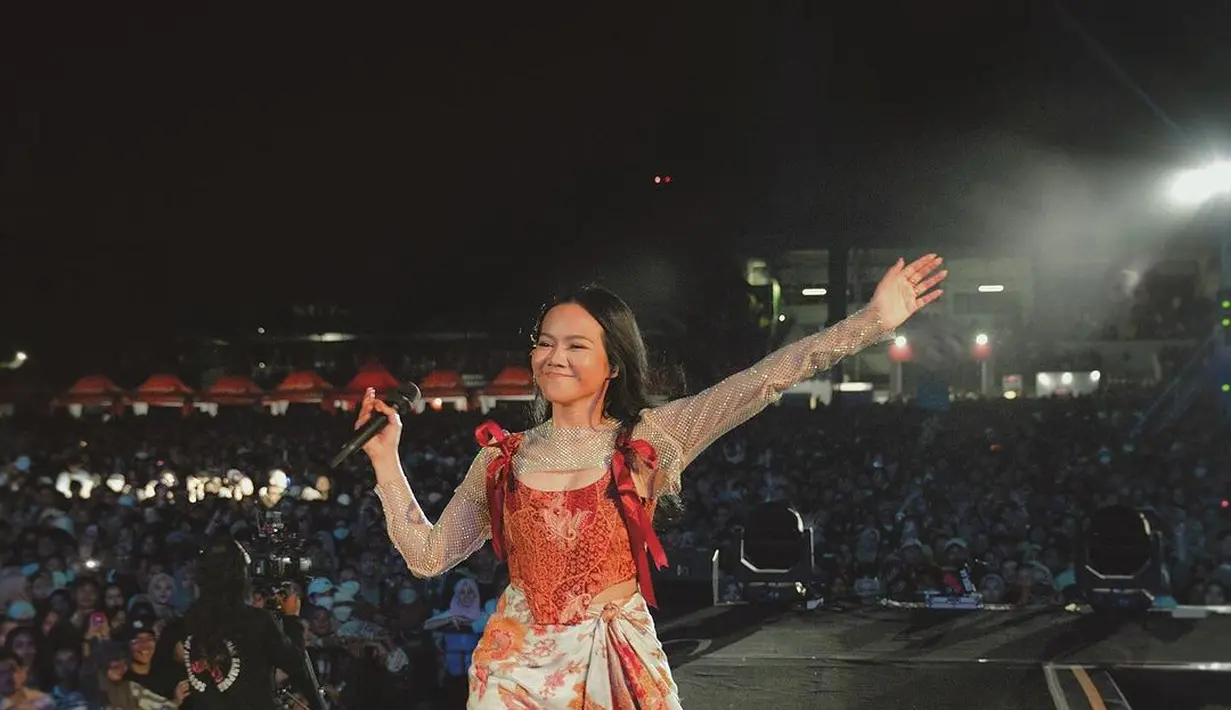 Tampil cute dan stylish ala Yura Yunita dengan padu padan batik corset top dari Kanona, sheer top, dan kain batik. [@yurayunita]