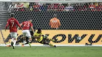 Aksi Andre Onana saat Manchester United kalah 2-3 dari Borussia Dortmund pada laga pramusim di Laas Vegas, Amerika Serikat pada Senin pagi (AFP)