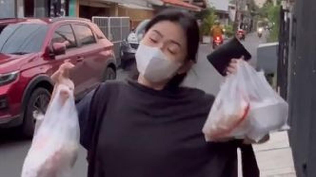 Sosoknya pun mengunjungi beberapa penjual takjil. Tak berlangsung lama, kedua tangan Mendy langsung dipenuhi takjil pilihan.