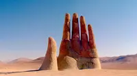 Tangan raksasa di gurun Atacama Chile ternyata karya seniman ternama Mario Irareazabal dari Chile.