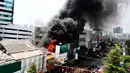 Kebakaran rumah toko (ruko) terjadi di kawasan Jalan Sabang, Kebon Sirih, Jakarta Pusat terbakar, Minggu (8/10). Asap pekat terlihat membumbung tinggi dan menyedot perhatian pengguna jalan. (Liputan6.com/Angga Yuniar)