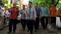 Ketum DPP Partai Golkar Munas Bali, Aburizal Bakrie (kiri) dan Ketua Dewan Syuro PKS Hilmi Aminuddin (berpeci) menghadiri acara pelantikan pengurus pusat Partai Gerindra di kantor DPP Partai Gerindra, Jakarta, Rabu (8/4/2015). (Liputan6.com/Yoppy Renato)