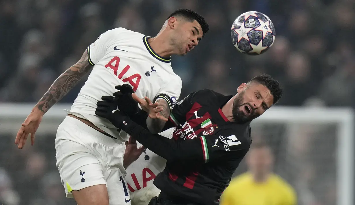 Pemain Tottenham Hotspur, Cristian Romero (kiri) berebut bola dengan pemain AC Milan, Olivier Giroud pada laga leg kedua 16 besar Liga Champions 2022/2023 yang berlangsung di Tottenham Hotspur Stadium, London, Kamis (09/03/2023) WIB. Rossoneri berhasil melaju ke babak perempat final setelah unggul dengan agregat 1-0. (AP Photo/Alastair Grant)